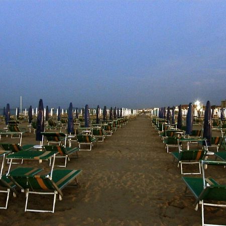 Hotel Giumer Rimini Buitenkant foto