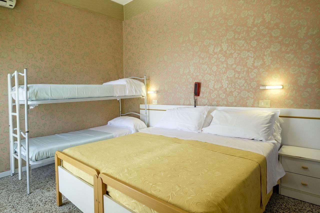 Hotel Giumer Rimini Buitenkant foto