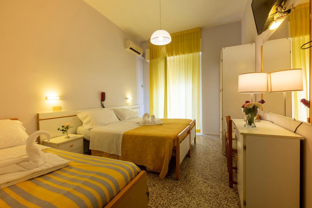 Hotel Giumer Rimini Buitenkant foto