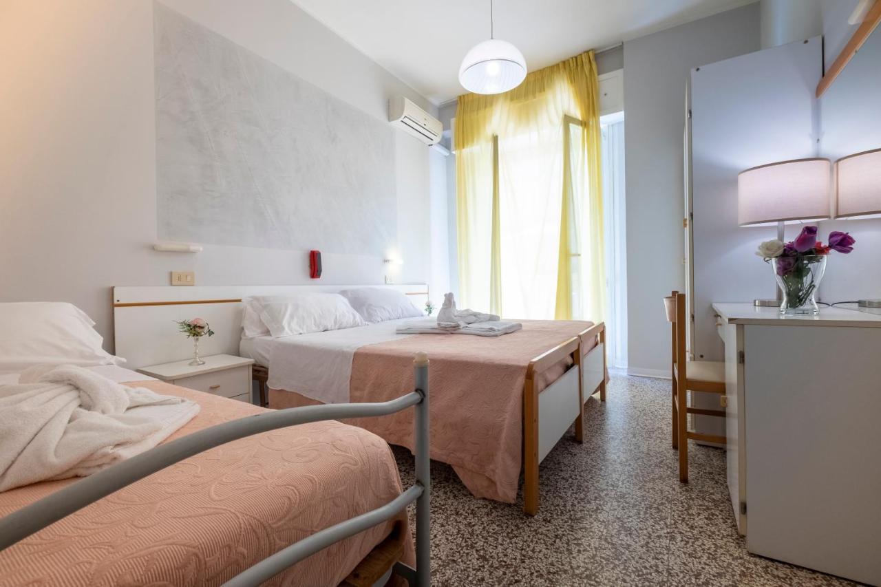 Hotel Giumer Rimini Buitenkant foto