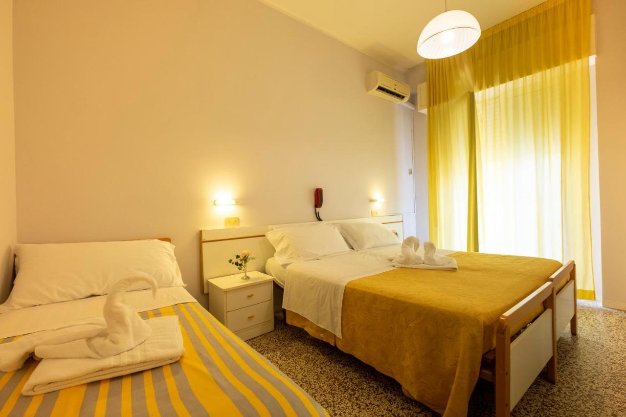Hotel Giumer Rimini Buitenkant foto