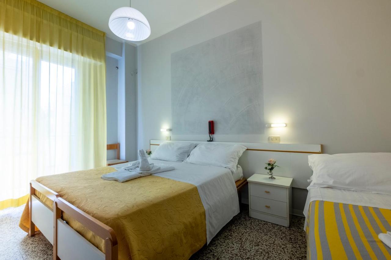 Hotel Giumer Rimini Buitenkant foto