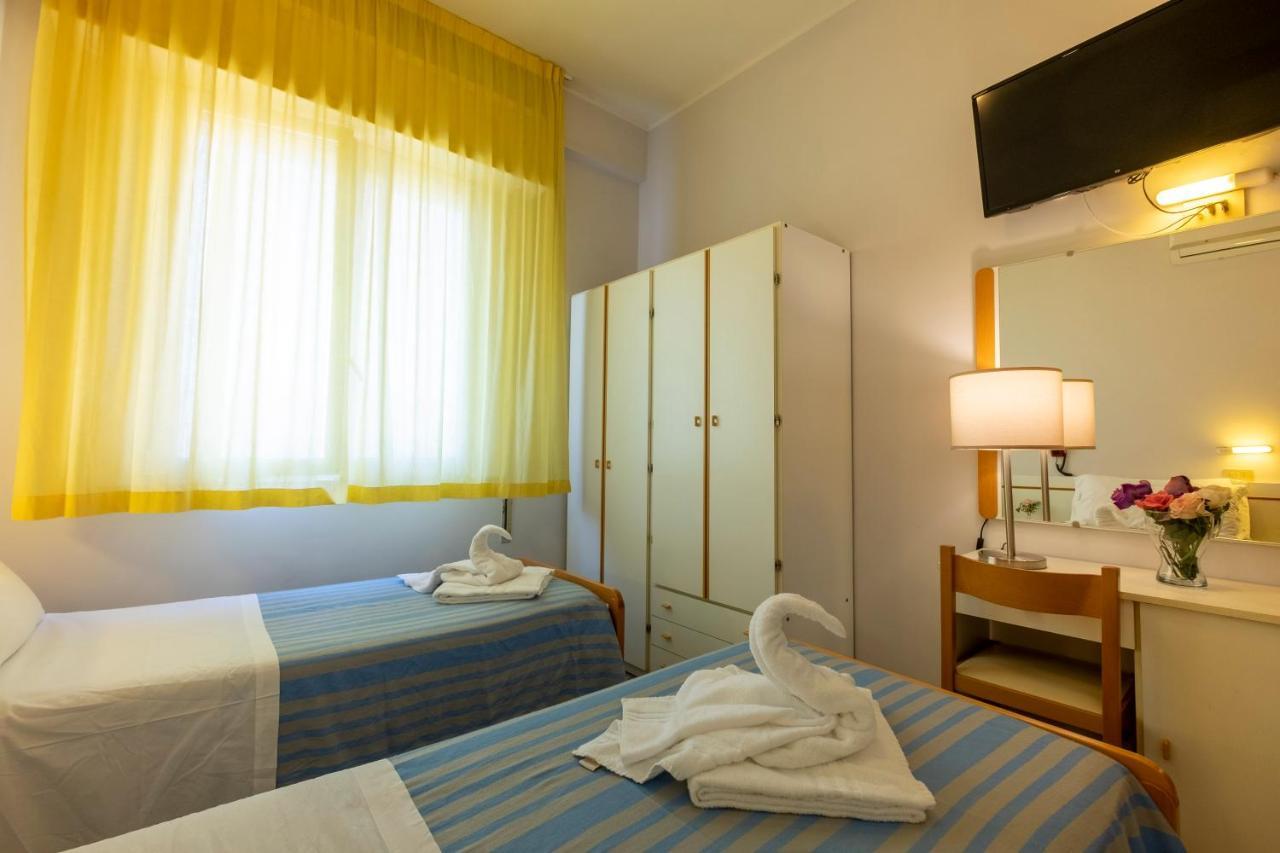 Hotel Giumer Rimini Buitenkant foto