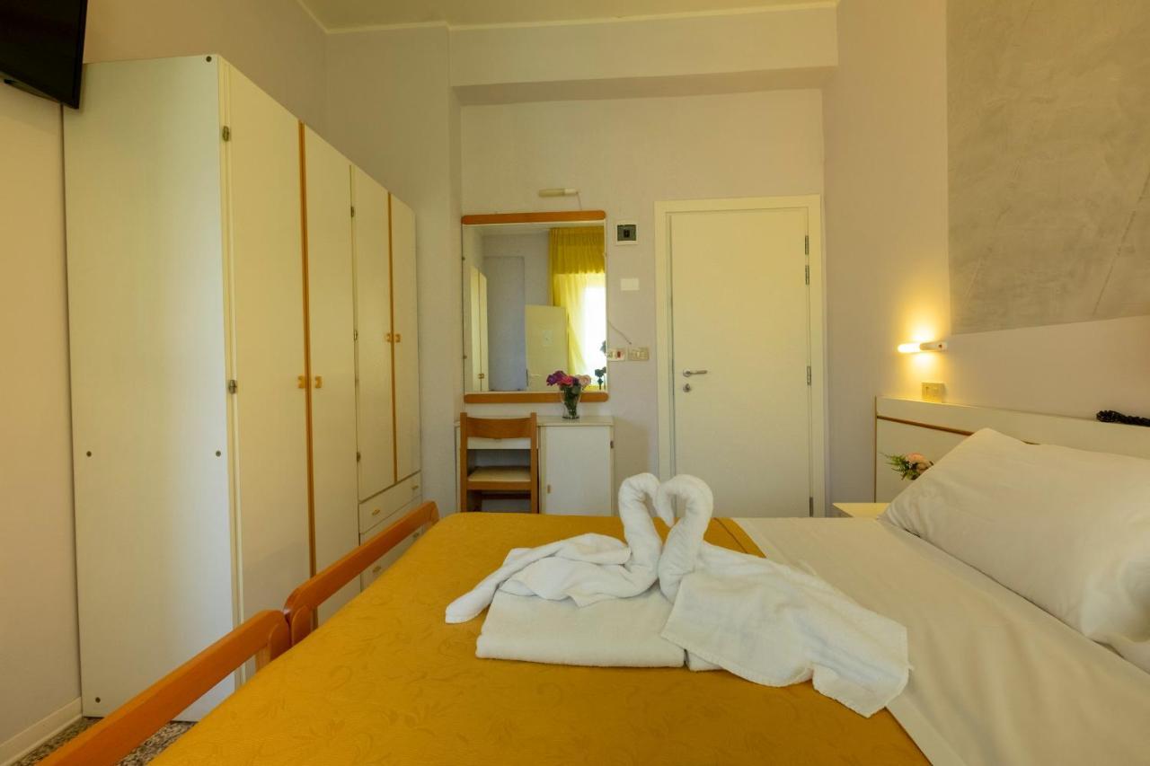 Hotel Giumer Rimini Buitenkant foto