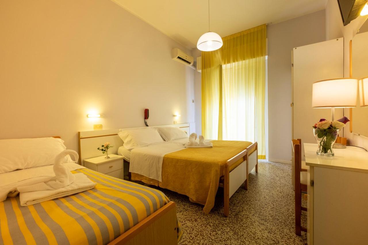 Hotel Giumer Rimini Buitenkant foto