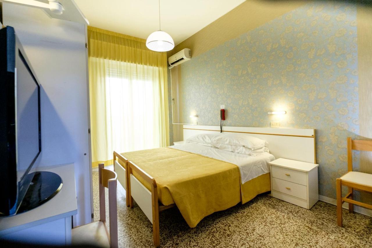 Hotel Giumer Rimini Buitenkant foto