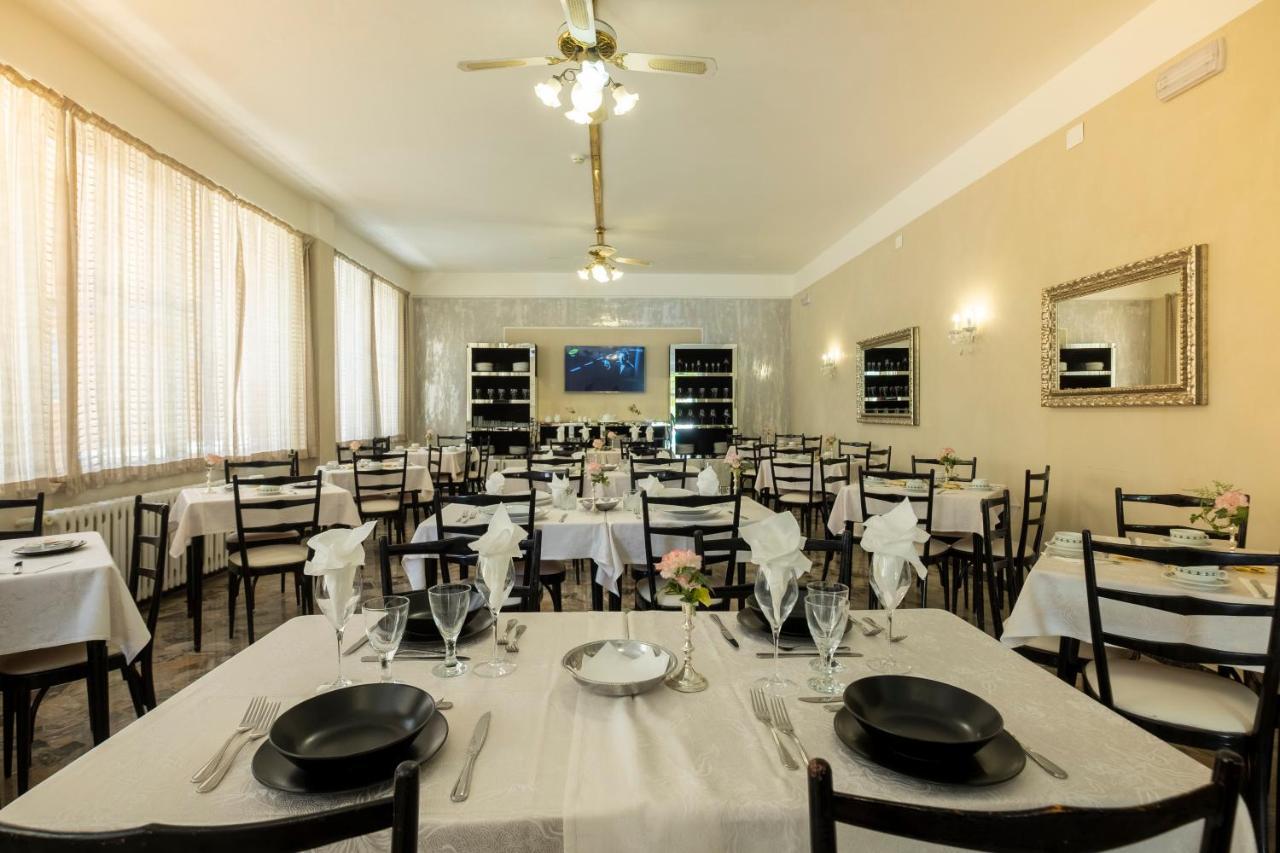 Hotel Giumer Rimini Buitenkant foto