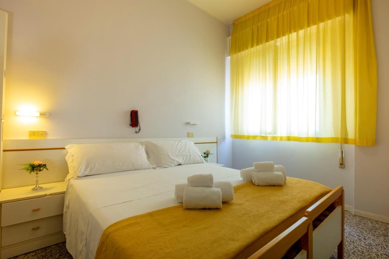 Hotel Giumer Rimini Buitenkant foto