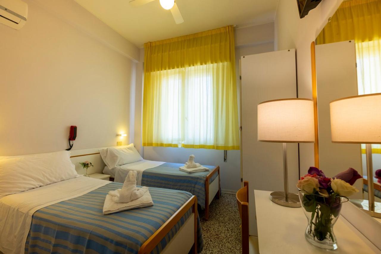 Hotel Giumer Rimini Buitenkant foto