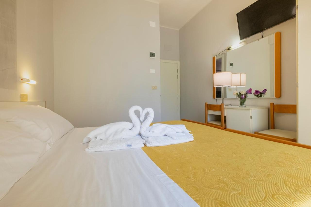 Hotel Giumer Rimini Buitenkant foto