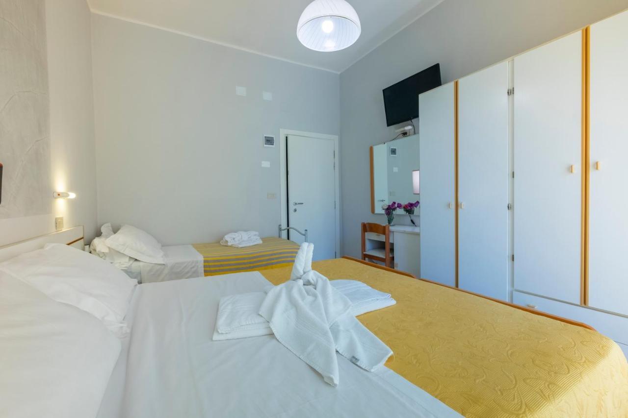 Hotel Giumer Rimini Buitenkant foto