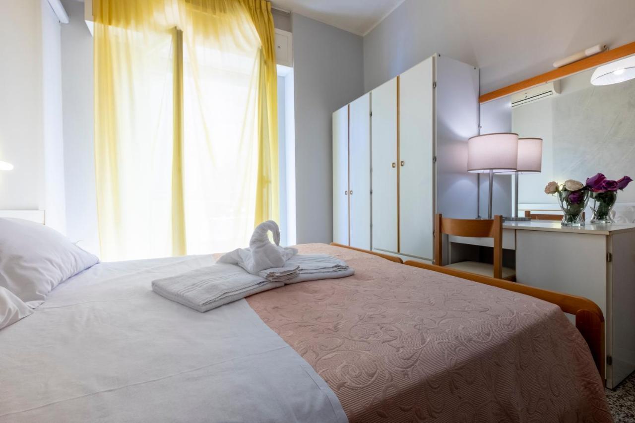 Hotel Giumer Rimini Buitenkant foto