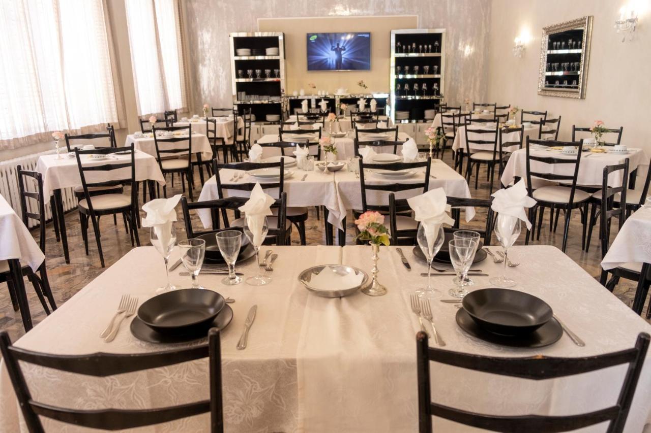 Hotel Giumer Rimini Buitenkant foto