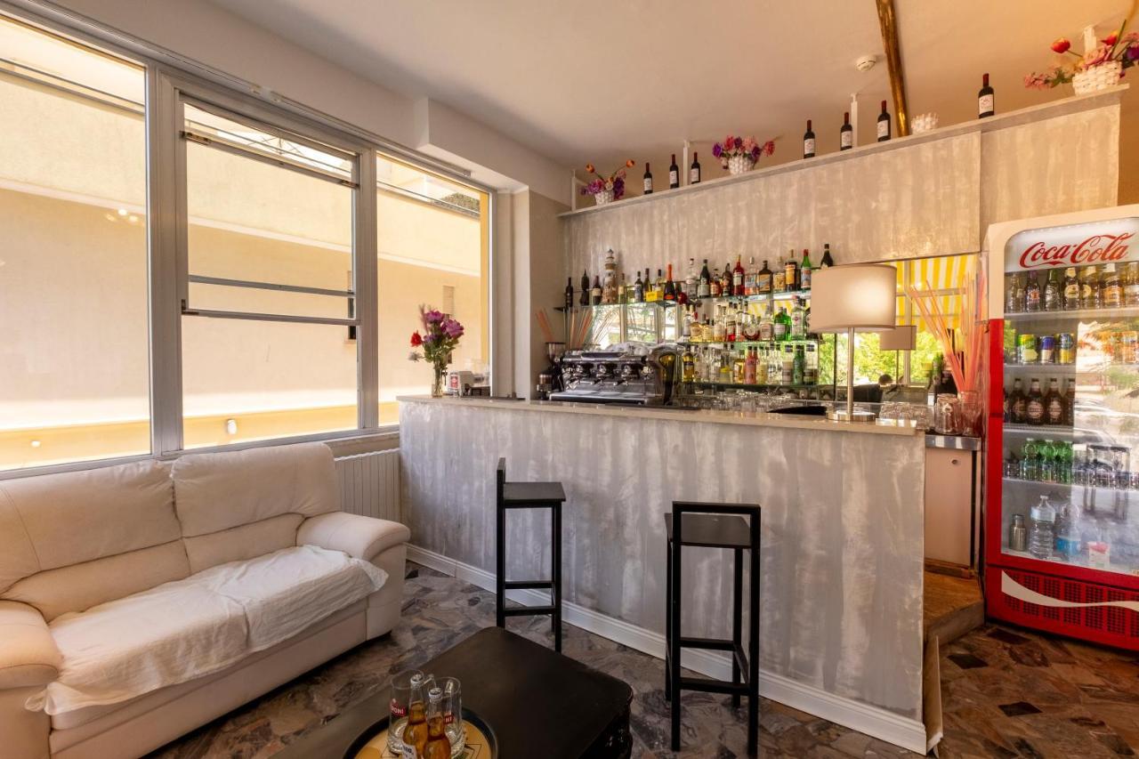 Hotel Giumer Rimini Buitenkant foto