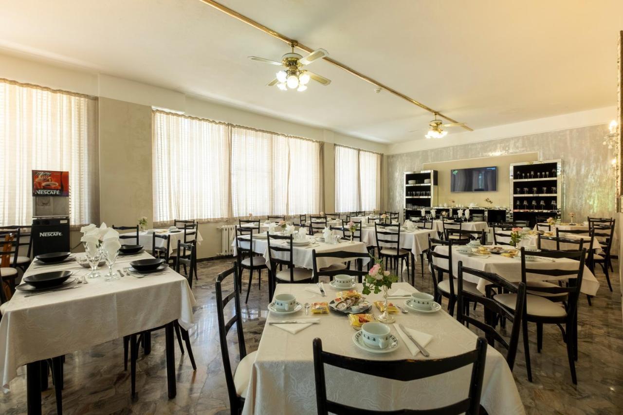 Hotel Giumer Rimini Buitenkant foto