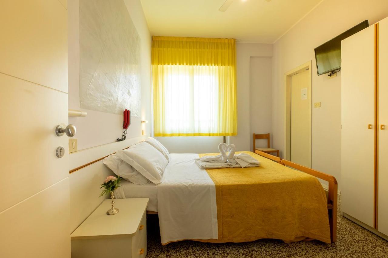 Hotel Giumer Rimini Buitenkant foto