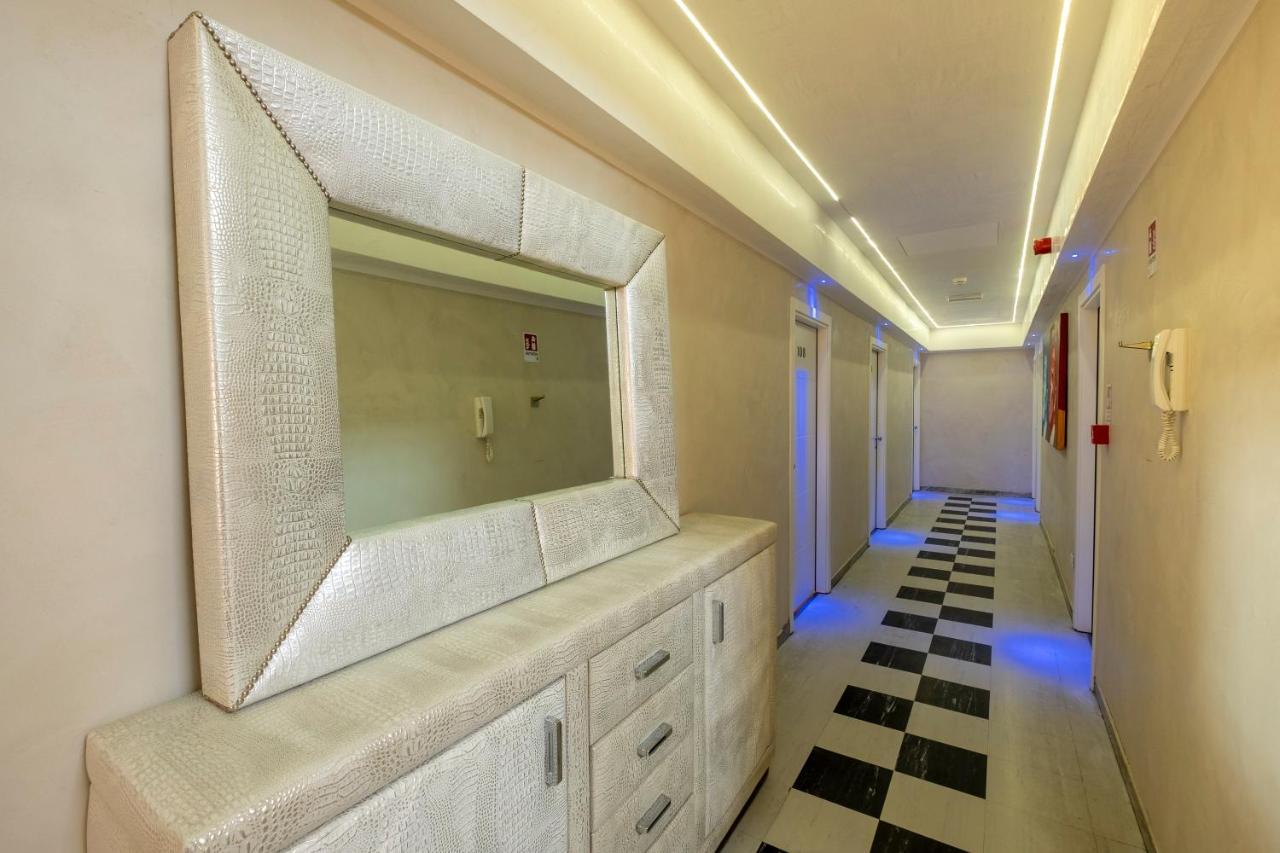 Hotel Giumer Rimini Buitenkant foto