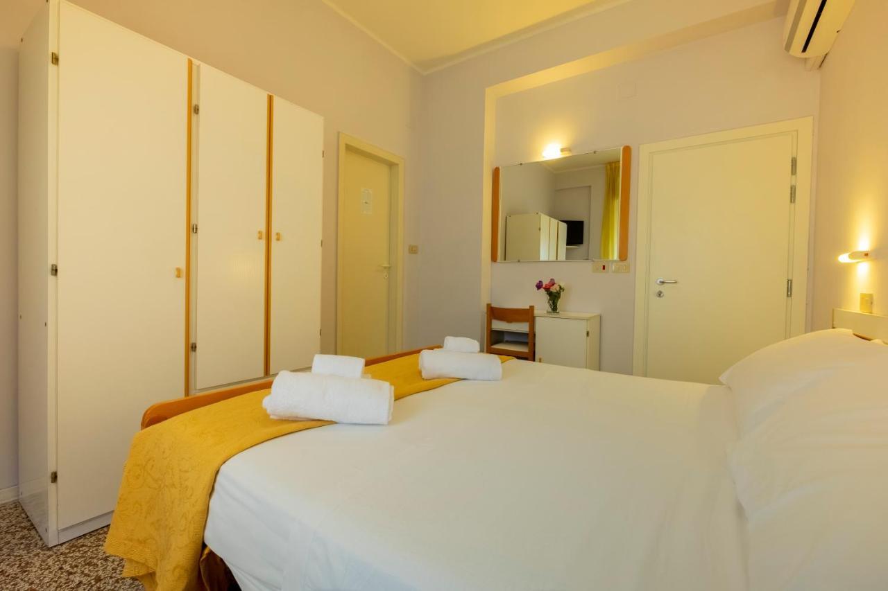 Hotel Giumer Rimini Buitenkant foto