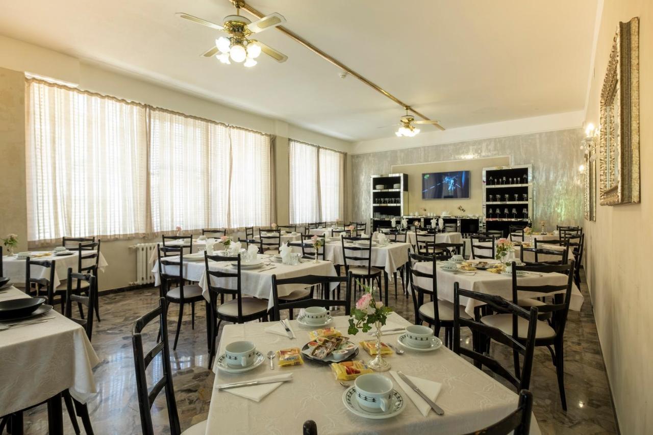 Hotel Giumer Rimini Buitenkant foto