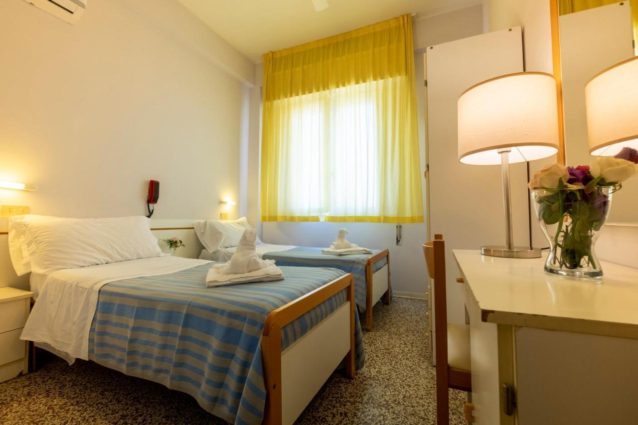 Hotel Giumer Rimini Buitenkant foto