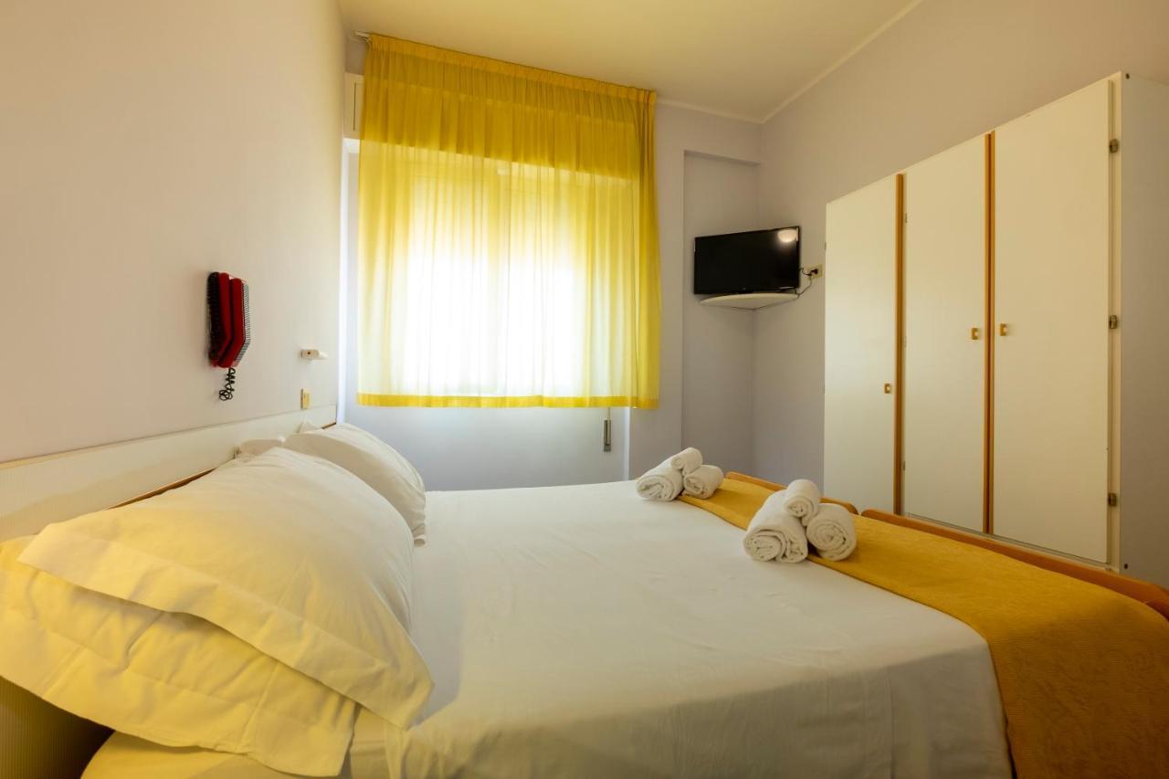 Hotel Giumer Rimini Buitenkant foto