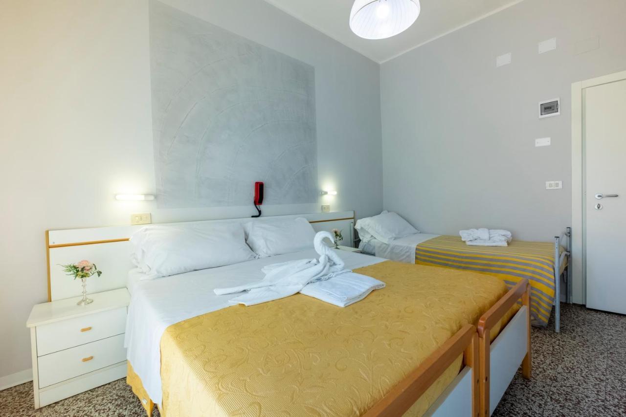 Hotel Giumer Rimini Buitenkant foto