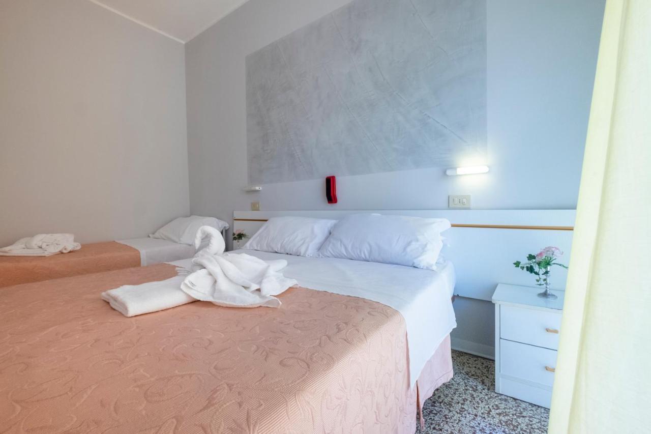 Hotel Giumer Rimini Buitenkant foto