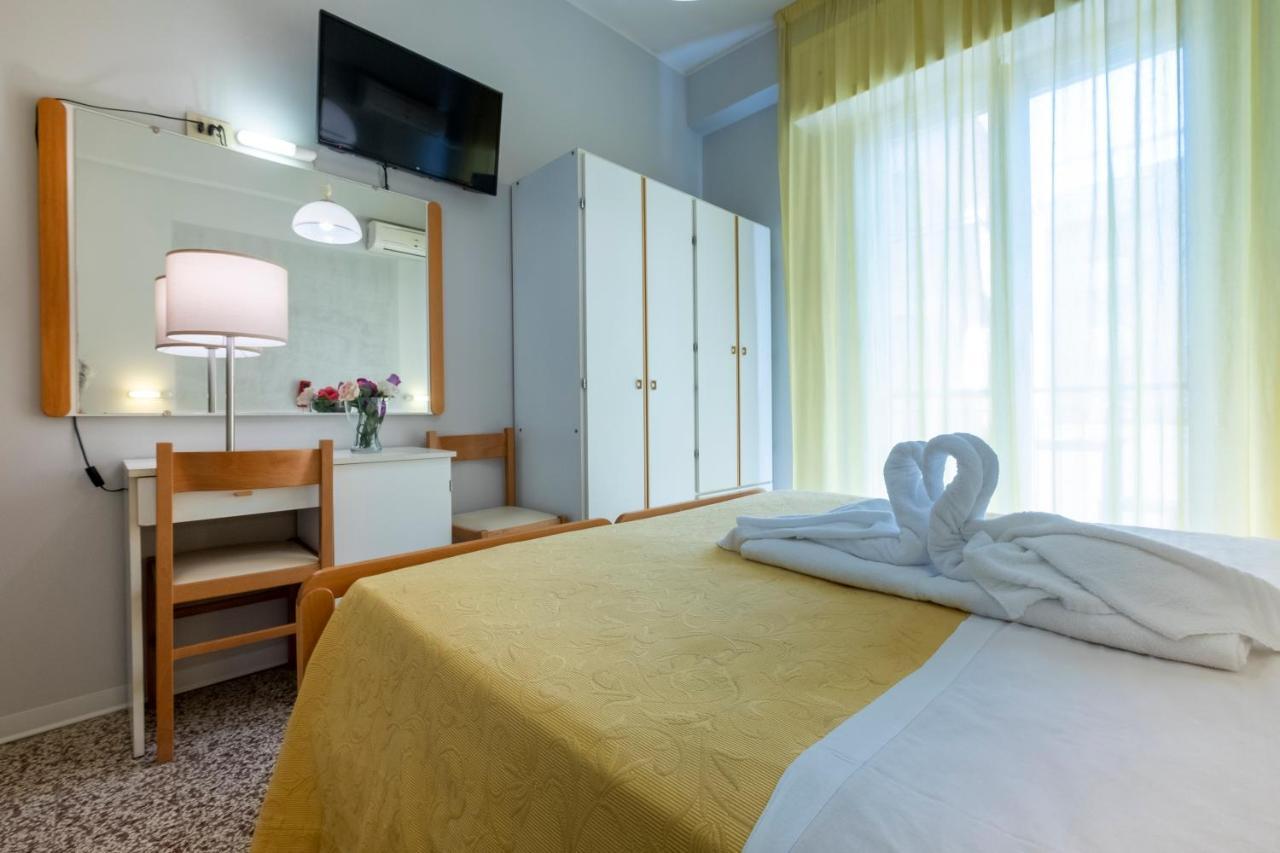 Hotel Giumer Rimini Buitenkant foto