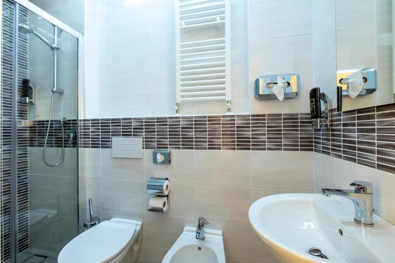 Hotel Giumer Rimini Buitenkant foto