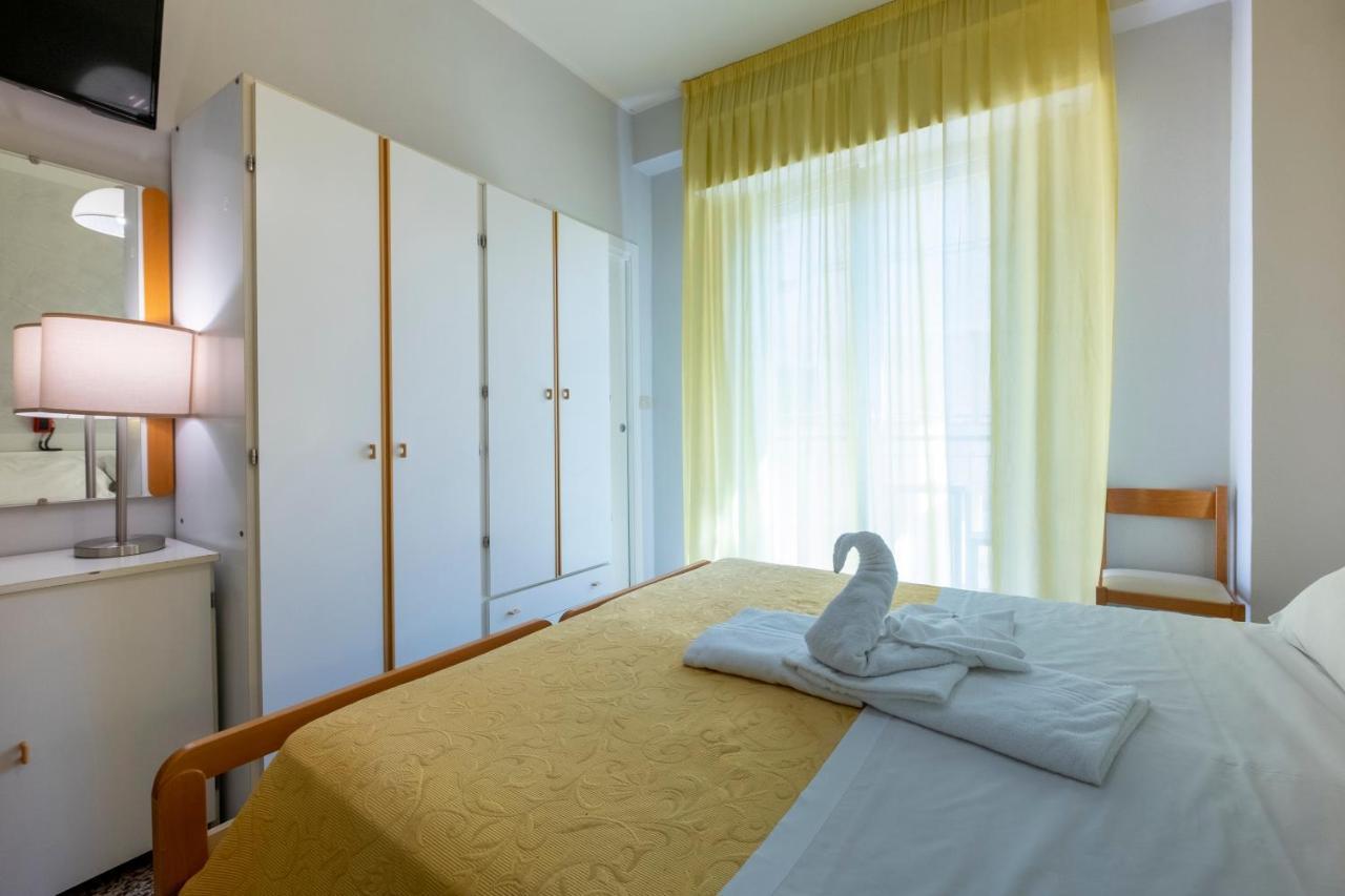 Hotel Giumer Rimini Buitenkant foto