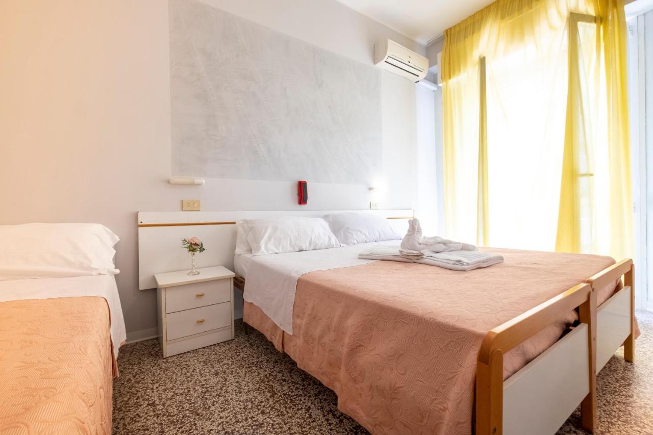 Hotel Giumer Rimini Buitenkant foto