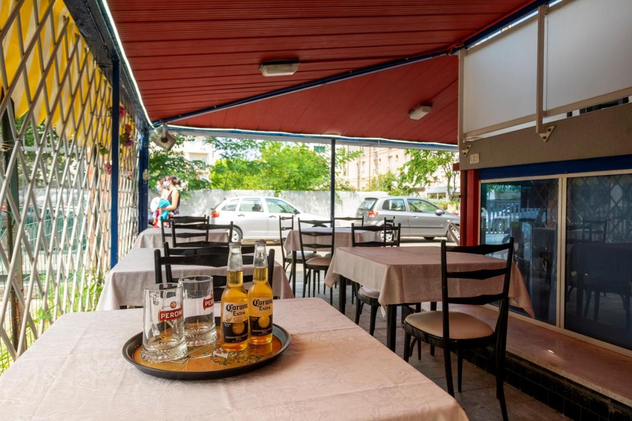 Hotel Giumer Rimini Buitenkant foto