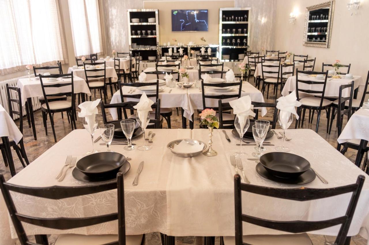 Hotel Giumer Rimini Buitenkant foto