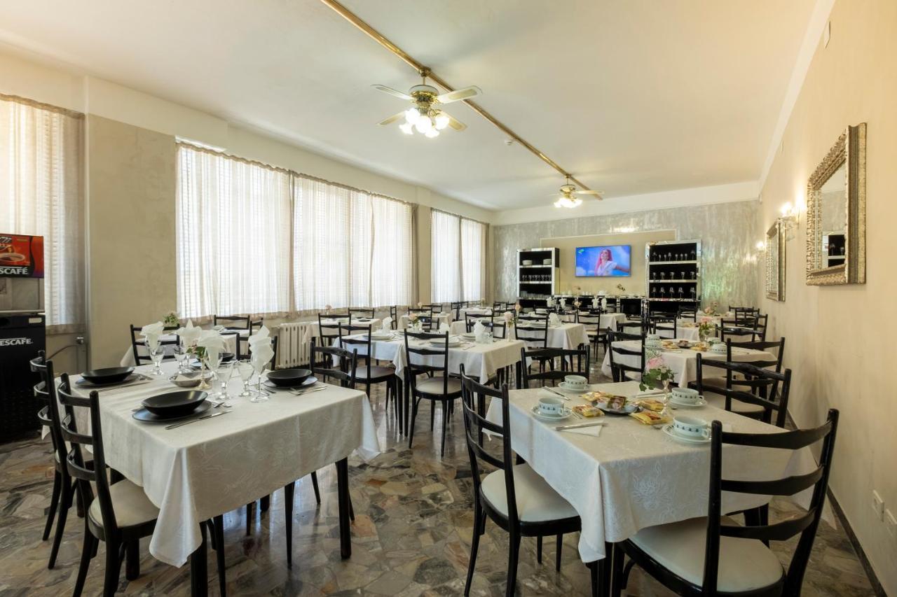 Hotel Giumer Rimini Buitenkant foto