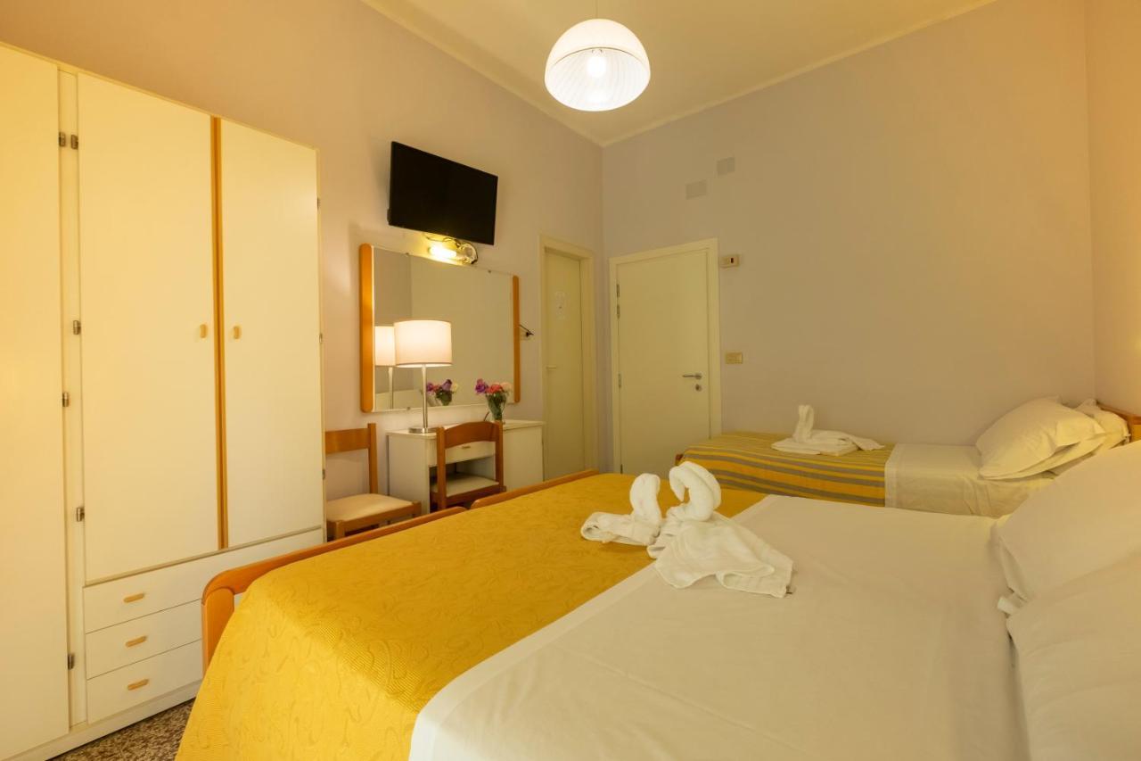 Hotel Giumer Rimini Buitenkant foto