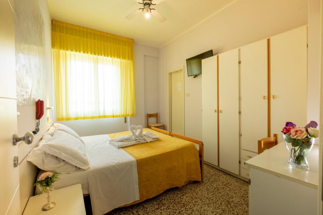 Hotel Giumer Rimini Buitenkant foto