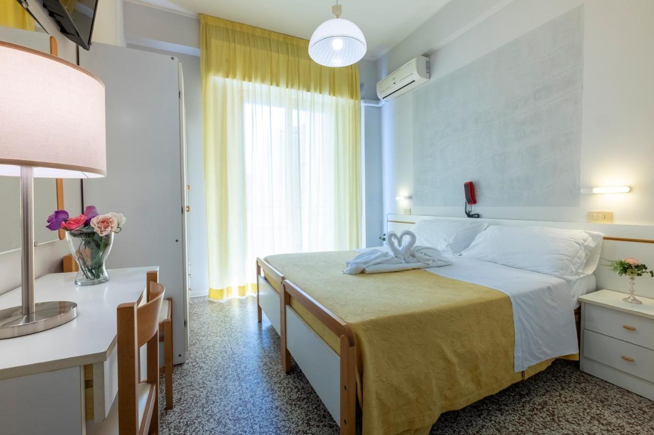 Hotel Giumer Rimini Buitenkant foto