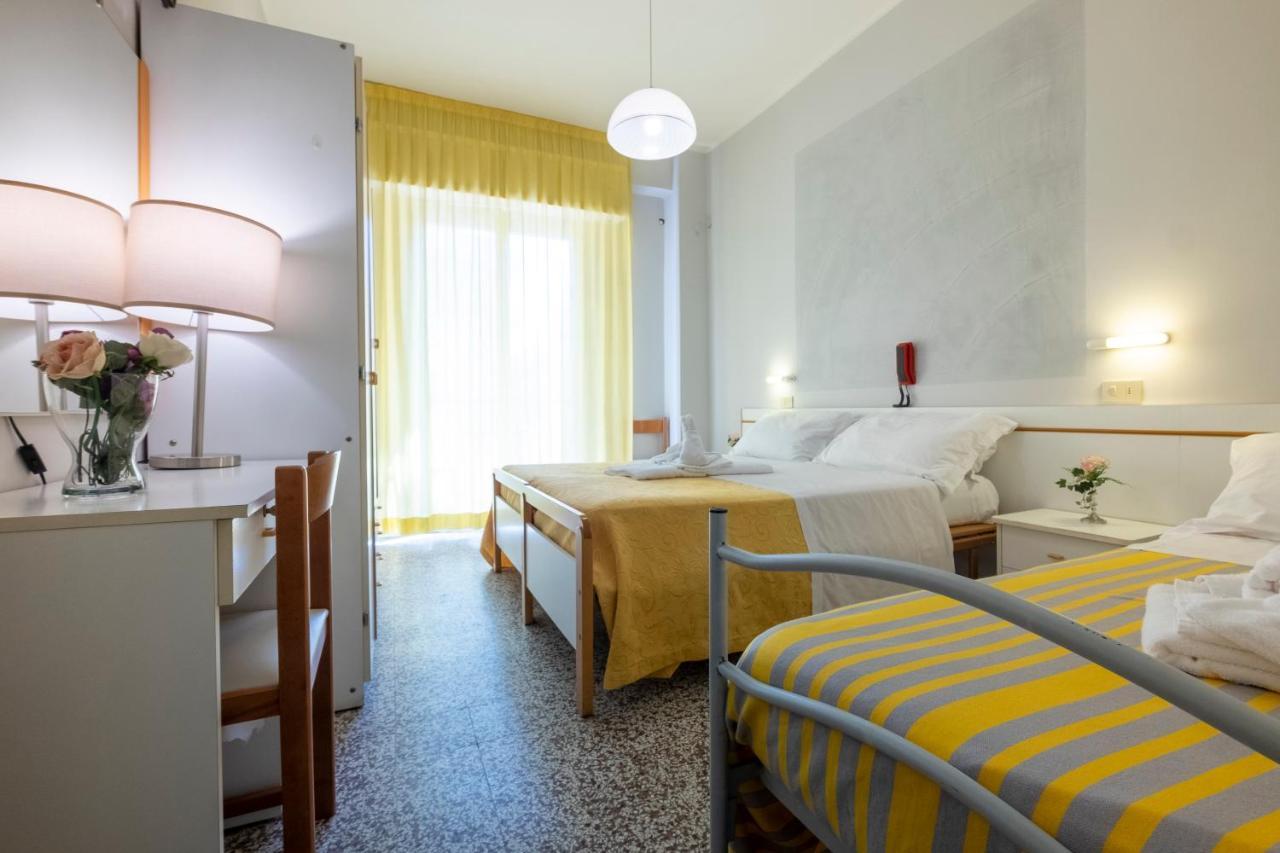 Hotel Giumer Rimini Buitenkant foto